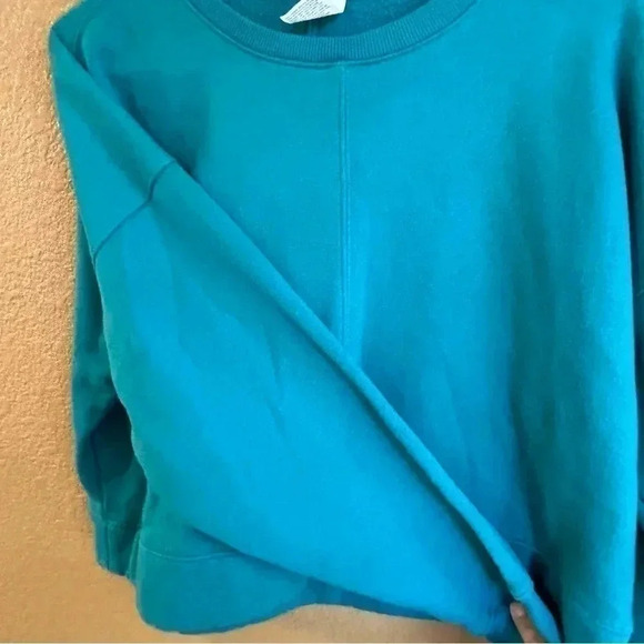All in Motion Lot-two cropped sweatshirts in size xs in both teal and hot pink - Picture 9 of 9